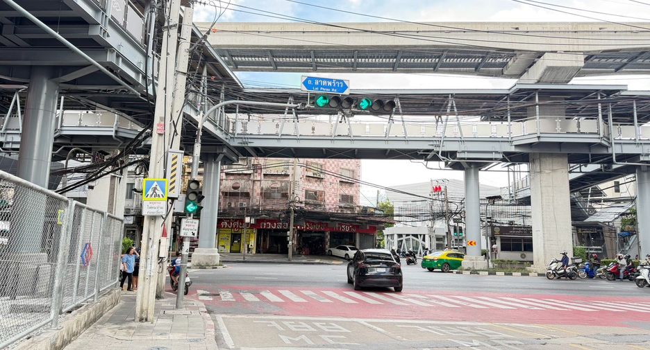 For sale 3 bedrooms townhouse in Bang Kapi, Bangkok
