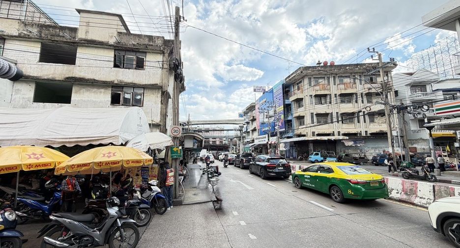 For sale 3 bedrooms townhouse in Bang Kapi, Bangkok