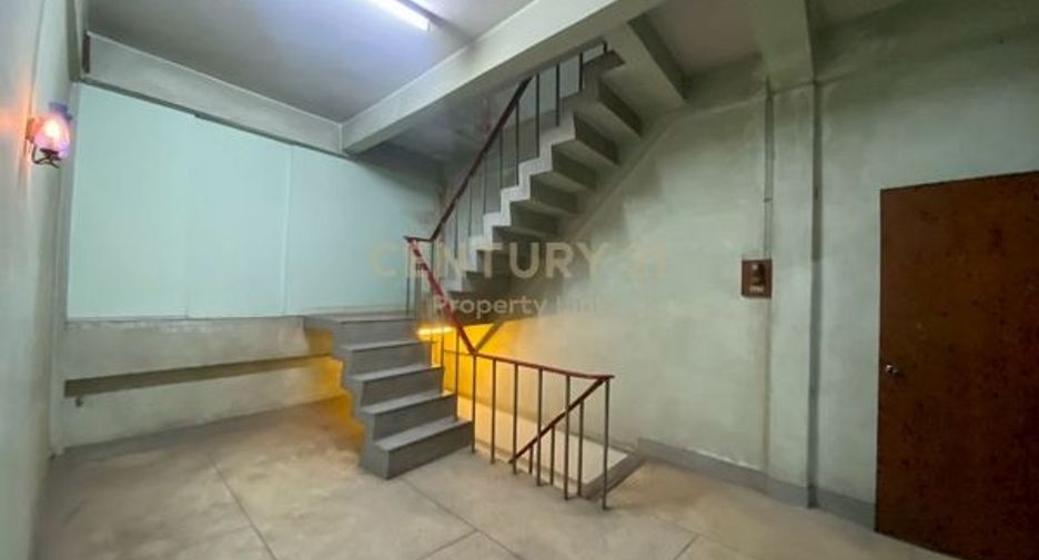 For rent 3 bedrooms retail Space in Bang Rak, Bangkok