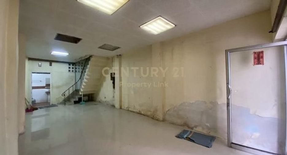 For rent 3 bedrooms retail Space in Bang Rak, Bangkok