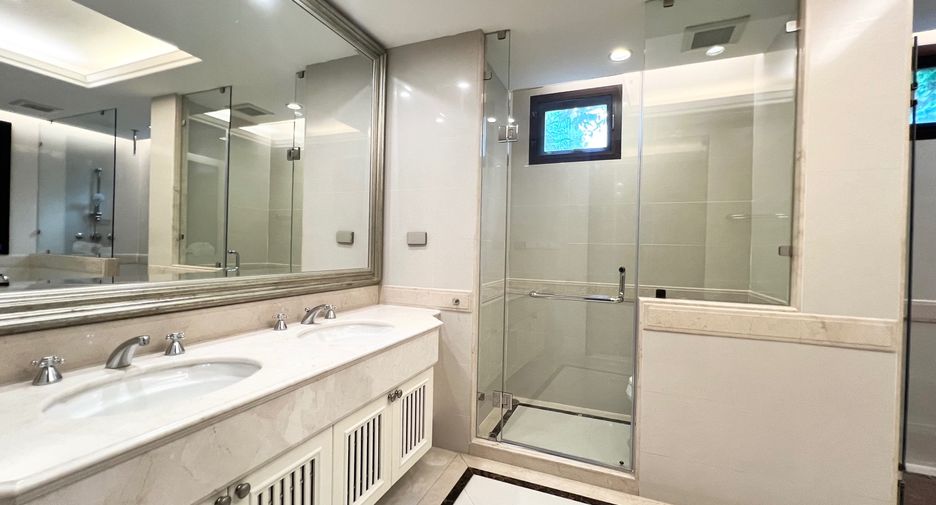 For rent 5 bedrooms house in Khlong Toei, Bangkok