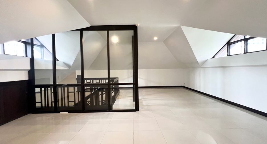 For rent 5 bedrooms house in Khlong Toei, Bangkok