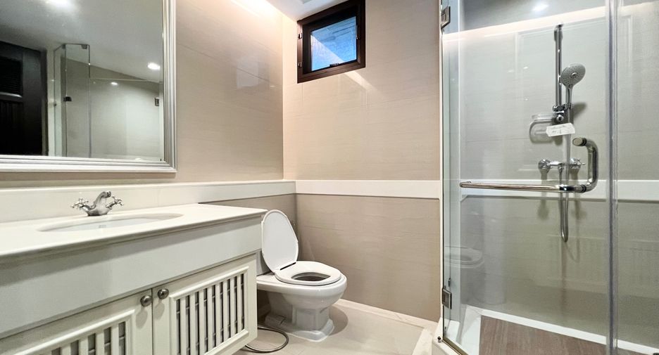 For rent 5 bedrooms house in Khlong Toei, Bangkok