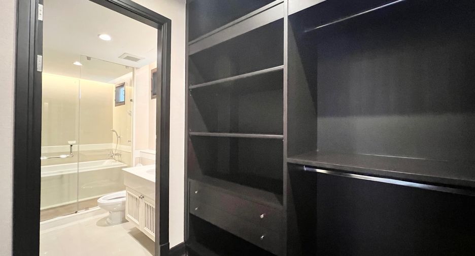 For rent 5 bedrooms house in Khlong Toei, Bangkok