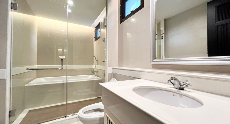 For rent 5 bedrooms house in Khlong Toei, Bangkok