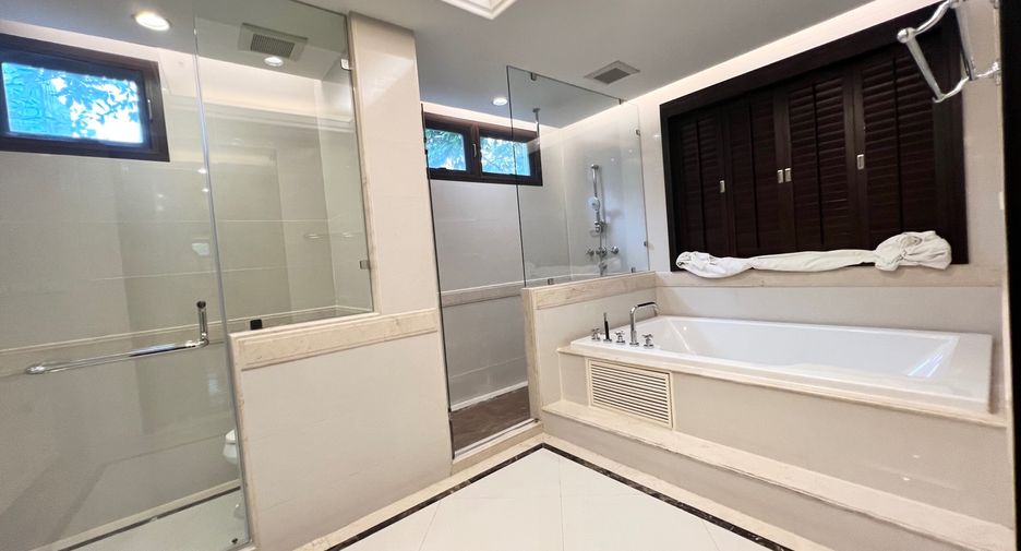 For rent 5 bedrooms house in Khlong Toei, Bangkok