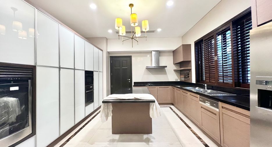 For rent 5 bedrooms house in Khlong Toei, Bangkok
