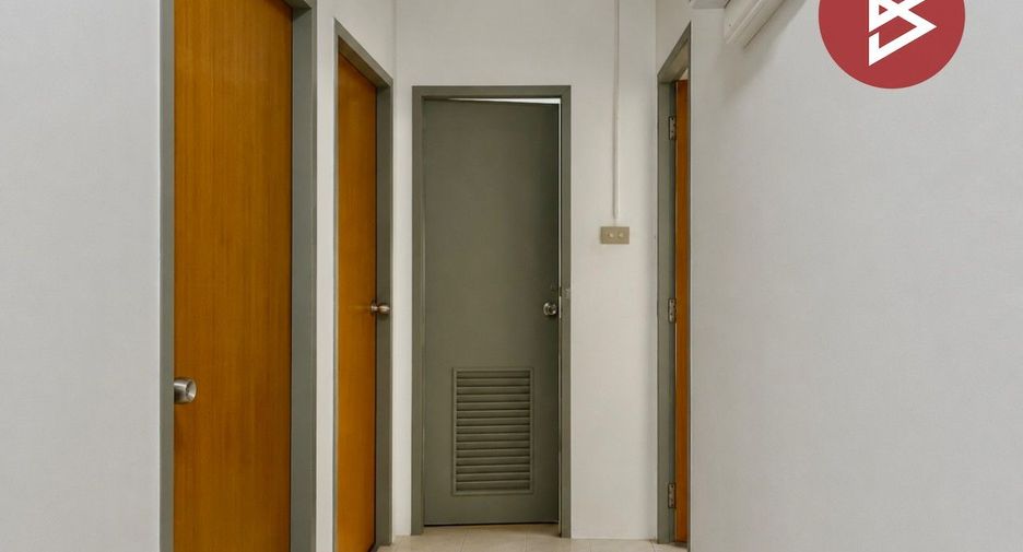 À vendre 3 chambres maison de ville à Mueang Chon Buri, Chonburi