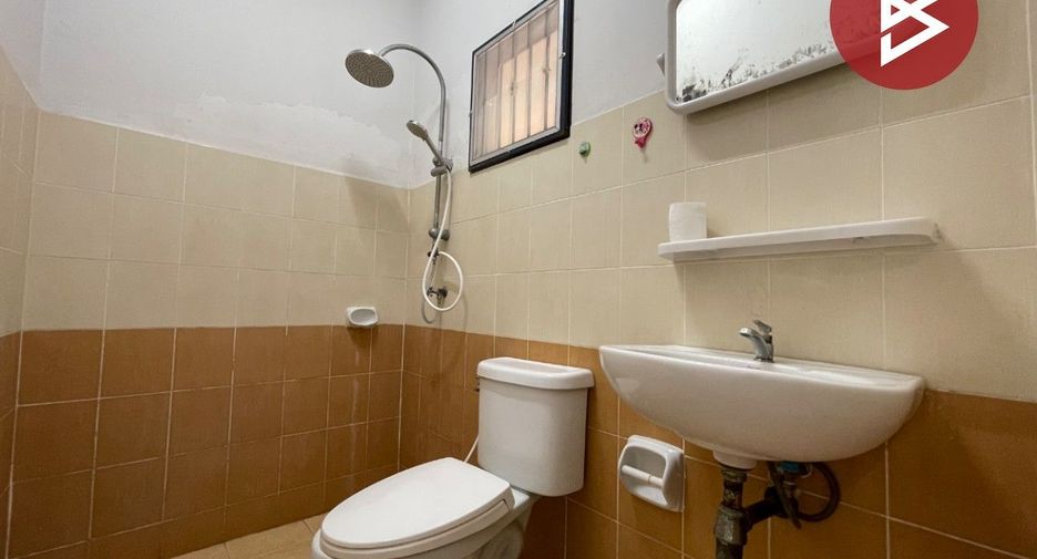 À vendre 3 chambres maison de ville à Mueang Chon Buri, Chonburi