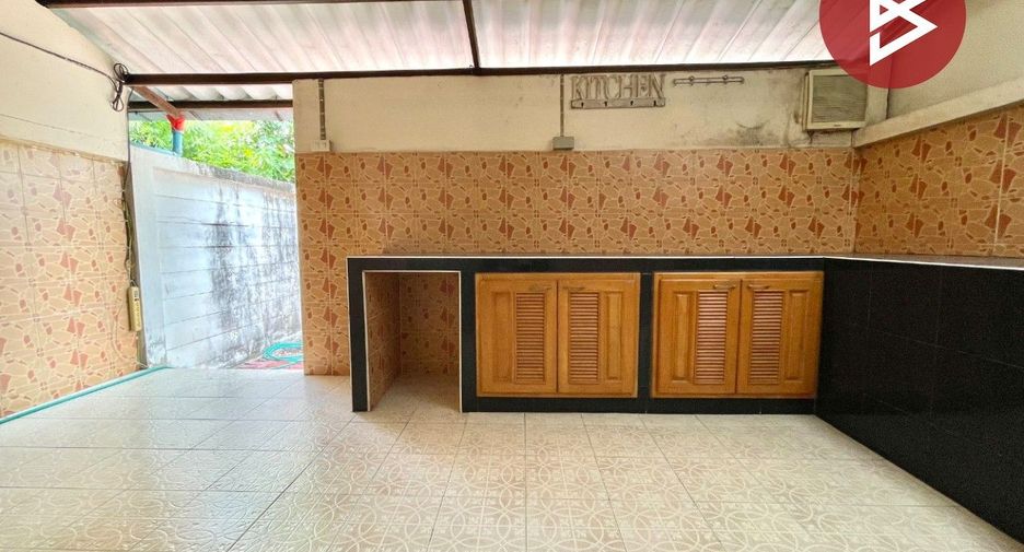 À vendre 3 chambres maison de ville à Mueang Chon Buri, Chonburi