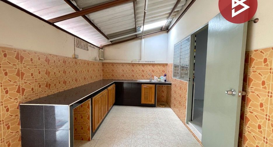 À vendre 3 chambres maison de ville à Mueang Chon Buri, Chonburi