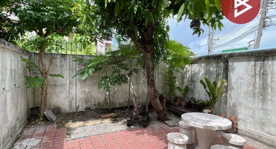À vendre 3 chambres maison de ville à Mueang Chon Buri, Chonburi