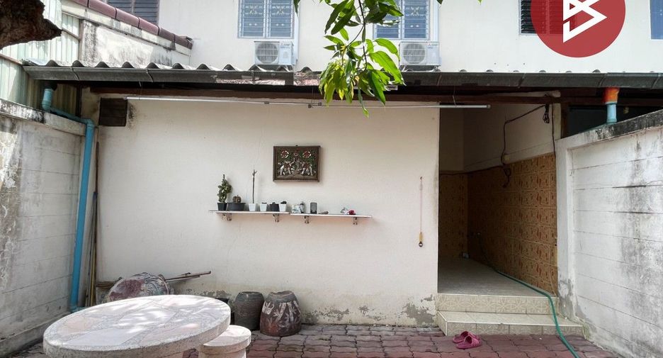 À vendre 3 chambres maison de ville à Mueang Chon Buri, Chonburi