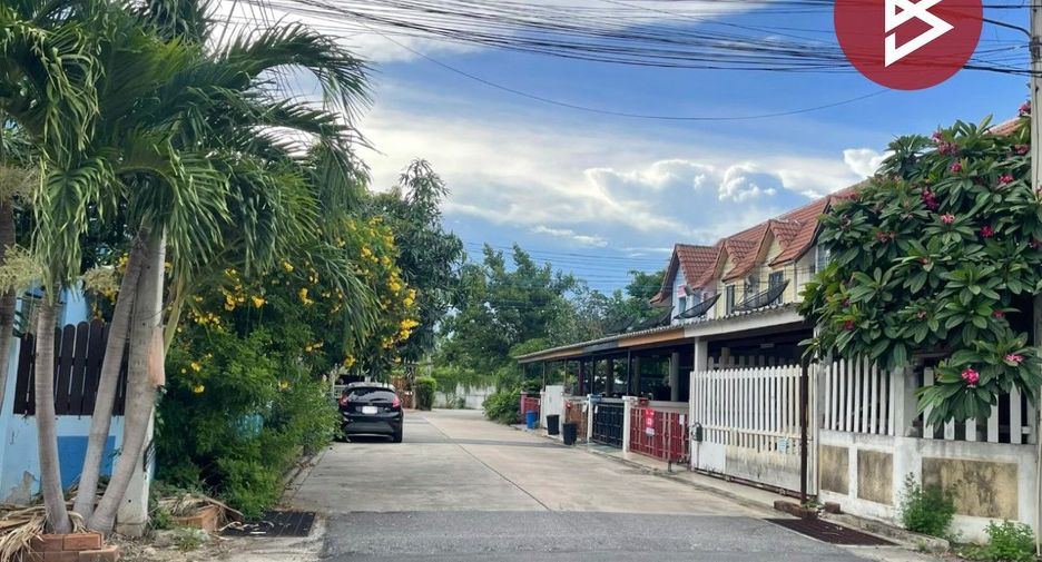 À vendre 3 chambres maison de ville à Mueang Chon Buri, Chonburi