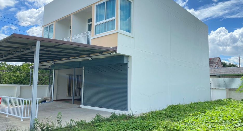 For rent 3 bedrooms townhouse in Saraphi, Chiang Mai