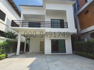 Casa en alquiler de 3 habitaciones en Phra Khanong, Bangkok