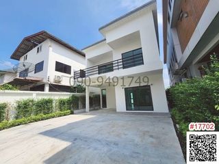 Casa en alquiler de 3 habitaciones en Phra Khanong, Bangkok