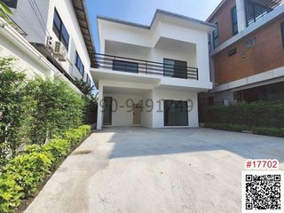 Casa en alquiler de 3 habitaciones en Phra Khanong, Bangkok