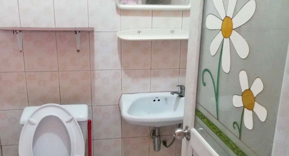 For sale 2 bedrooms townhouse in Mueang Samut Prakan, Samut Prakan