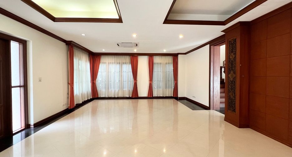 For rent 4 bedrooms villa in Khlong Toei, Bangkok
