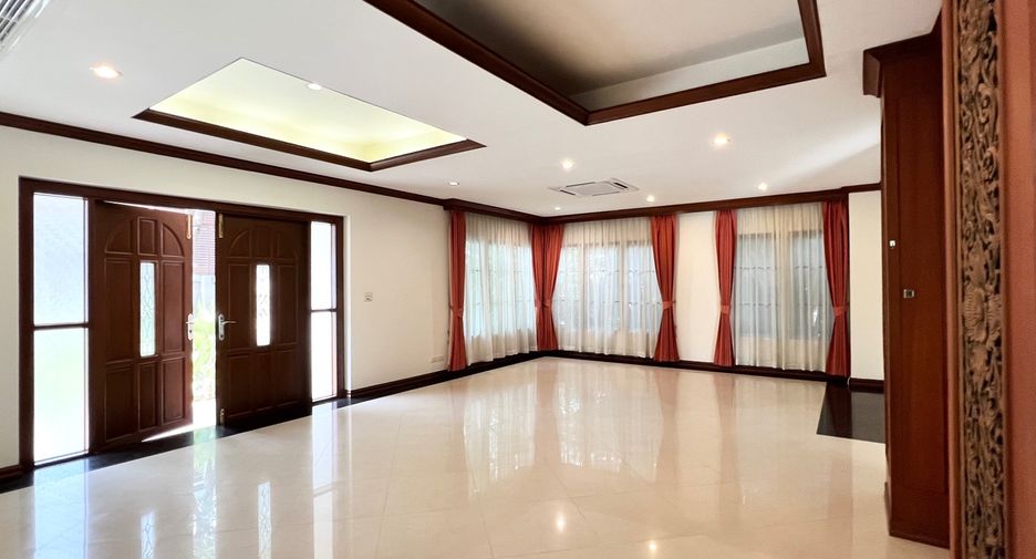 For rent 4 bedrooms villa in Khlong Toei, Bangkok