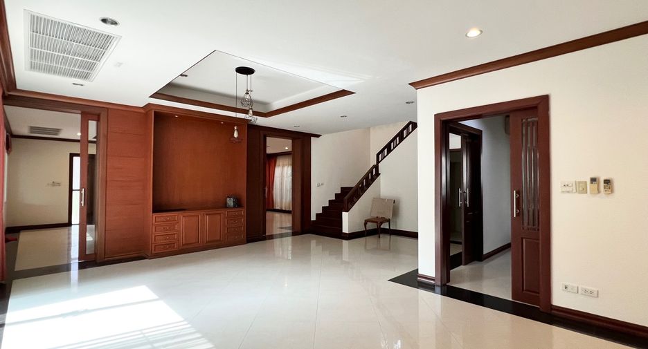 For rent 4 bedrooms villa in Khlong Toei, Bangkok