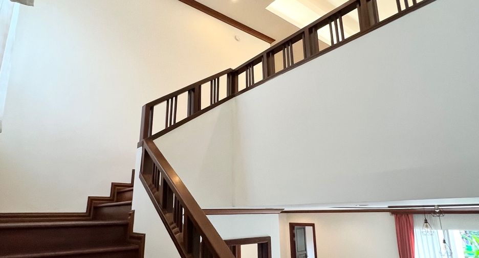For rent 4 bedrooms villa in Khlong Toei, Bangkok