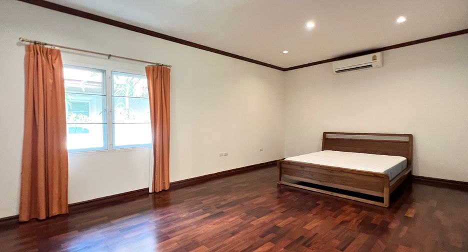 For rent 4 bedrooms villa in Khlong Toei, Bangkok