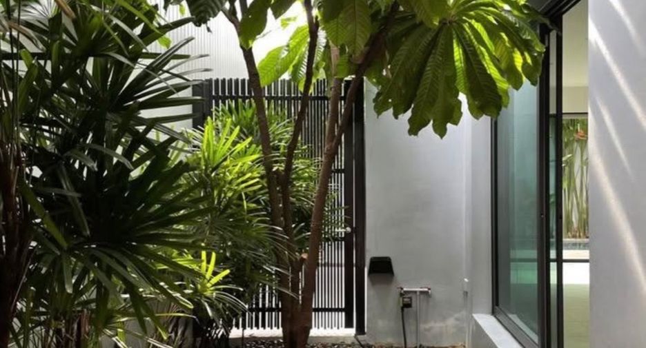 For rent 4 bedrooms villa in Watthana, Bangkok