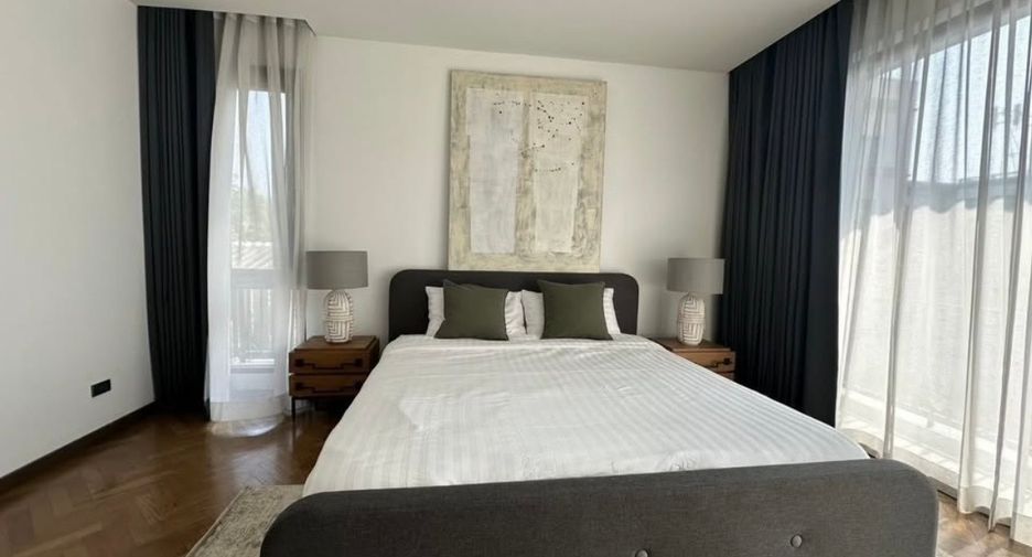 For rent 4 bedrooms villa in Watthana, Bangkok