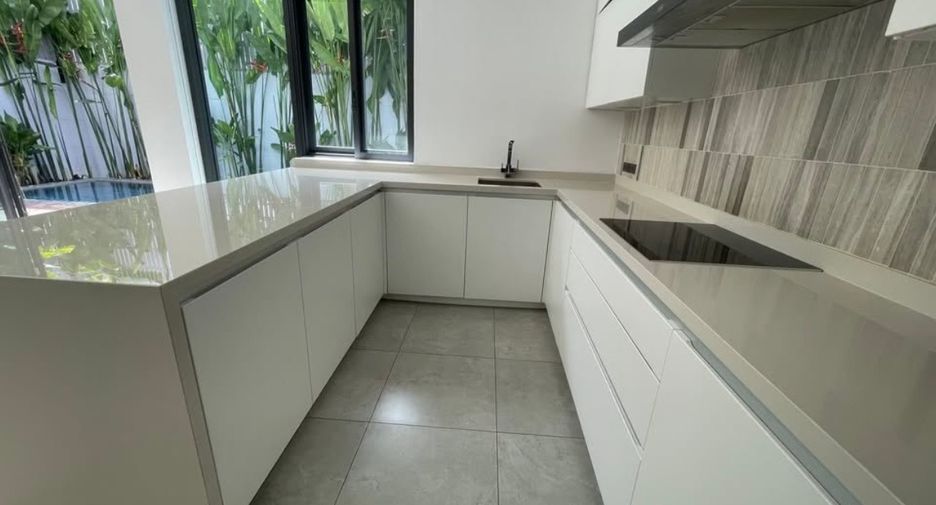 For rent 4 bedrooms villa in Watthana, Bangkok