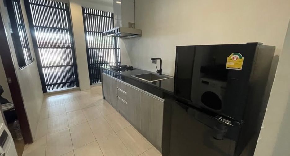 For rent 4 bedrooms villa in Watthana, Bangkok