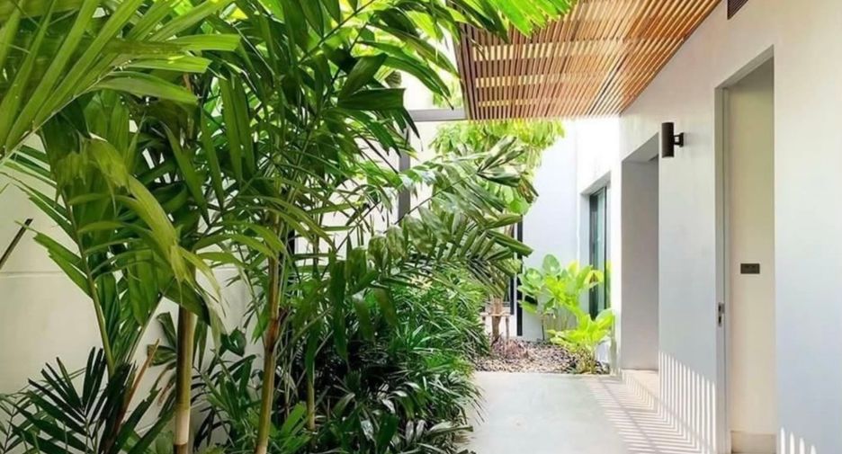 For rent 4 bedrooms villa in Watthana, Bangkok