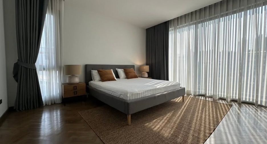 For rent 4 bedrooms villa in Watthana, Bangkok
