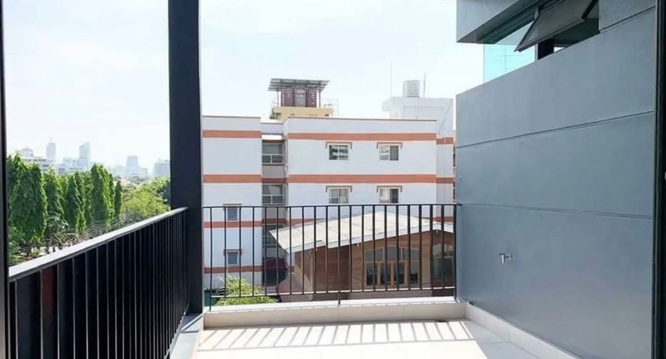 For rent 4 bedrooms villa in Watthana, Bangkok