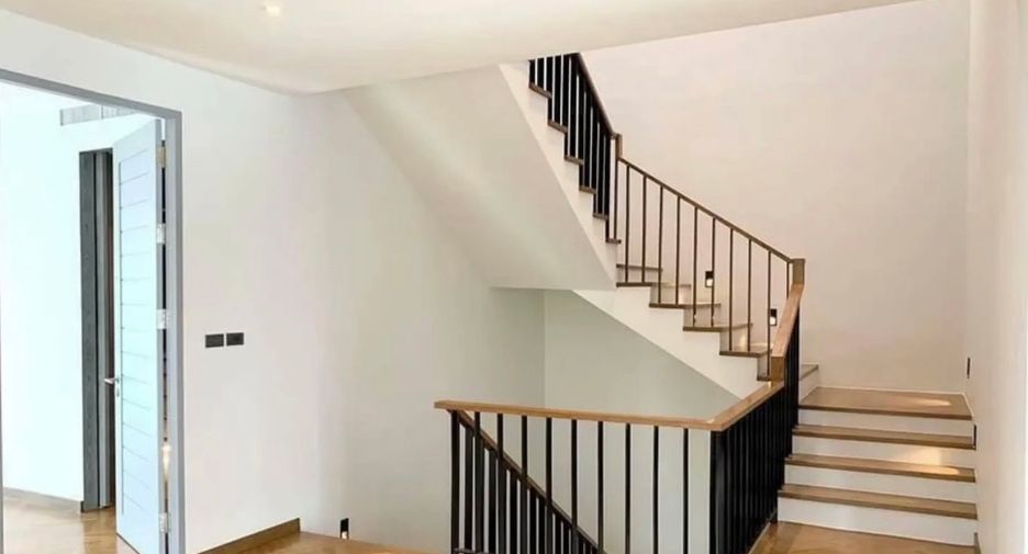 For rent 4 bedrooms villa in Watthana, Bangkok