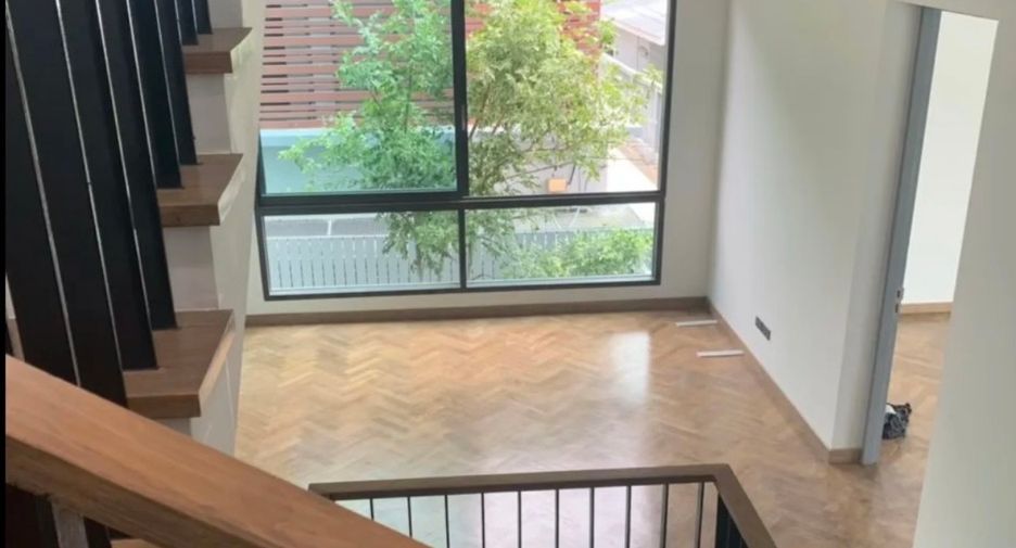 For rent 4 bedrooms villa in Watthana, Bangkok