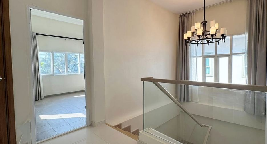 For sale 4 bedrooms villa in Huay Yai, Pattaya