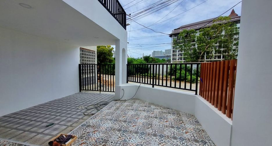 For rent and for sale 4 bedrooms house in Jomtien, Pattaya