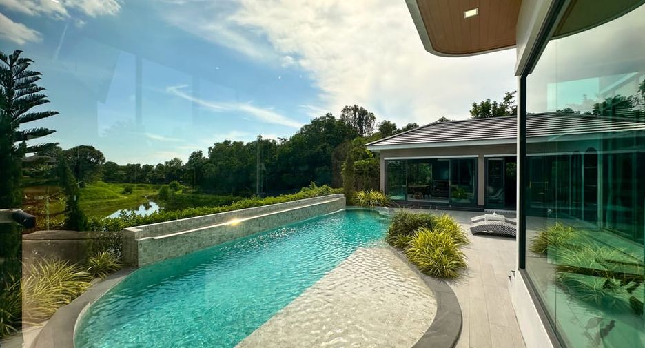 For sale 4 bedrooms villa in East Pattaya, Pattaya