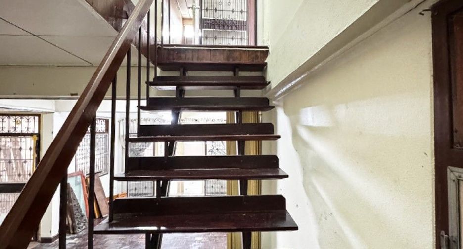 For sale 3 ベッドルーム house in Huai Khwang, Bangkok
