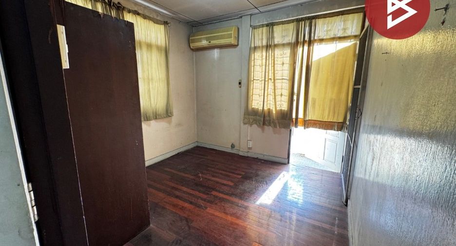 For sale 3 ベッドルーム house in Huai Khwang, Bangkok