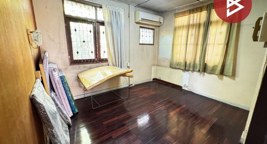 For sale 3 ベッドルーム house in Huai Khwang, Bangkok