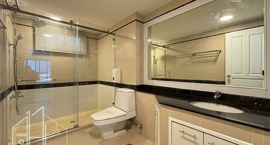 For rent 3 bedrooms condo in Khlong Toei, Bangkok