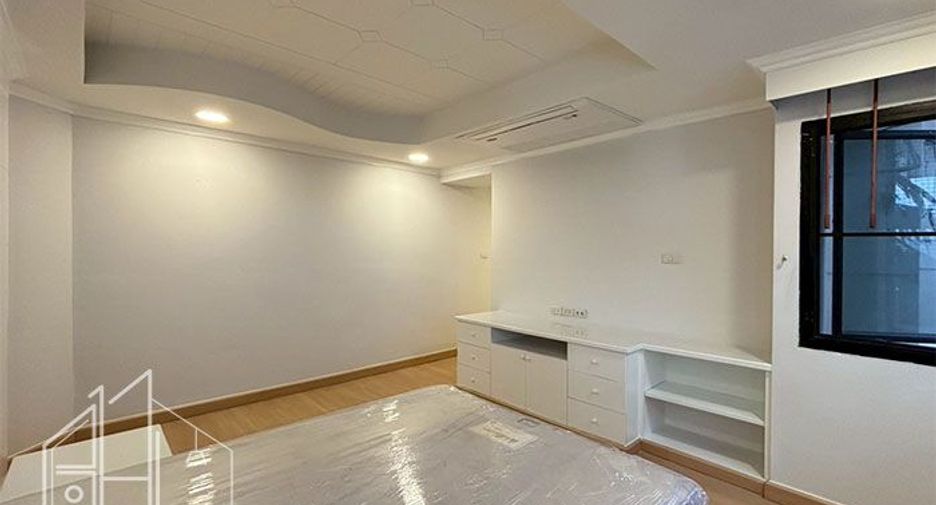 For rent 3 bedrooms condo in Khlong Toei, Bangkok