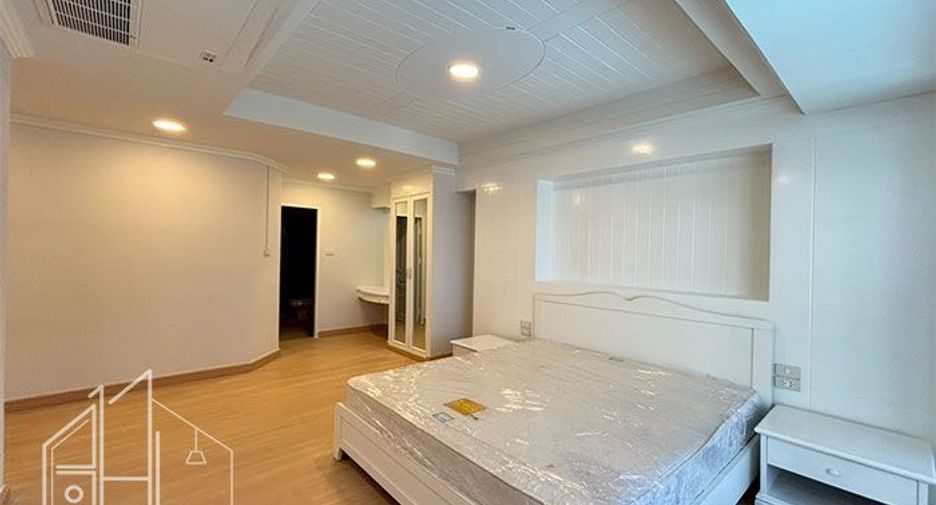 For rent 3 bedrooms condo in Khlong Toei, Bangkok