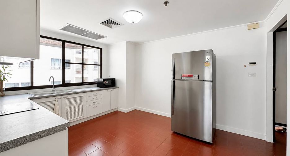 For rent 4 bedrooms condo in Khlong Toei, Bangkok