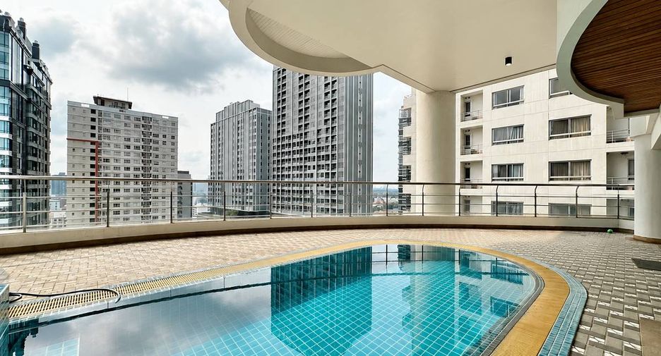 For rent 4 bedrooms condo in Khlong Toei, Bangkok