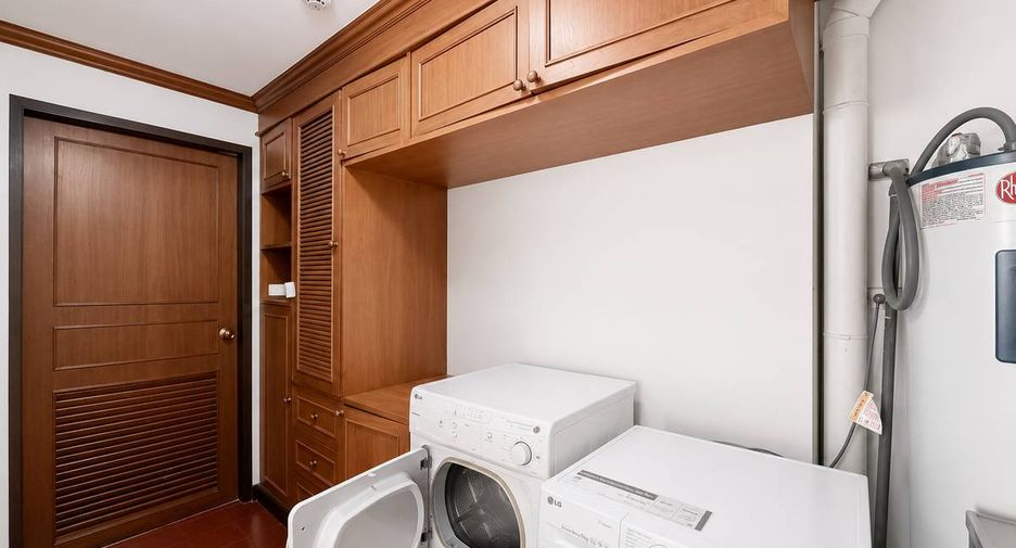 For rent 4 bedrooms condo in Khlong Toei, Bangkok