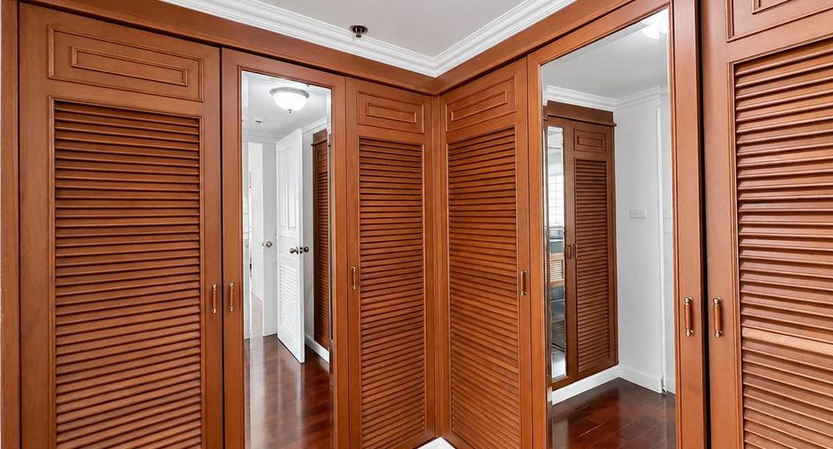 For rent 4 bedrooms condo in Khlong Toei, Bangkok